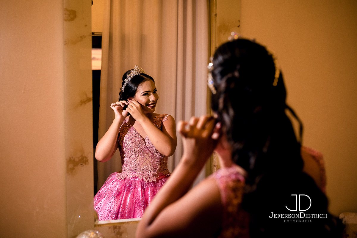 debutante colocando brinco, vestido da debutante, vestido amarelo, vestido a bela e a fera, fotografo de festa de 15 anos rio claro piracicaba araras cordeiropolis americana leme arthur nogueira sao paulo jundia campinas fotografo de 15 anos ensaio