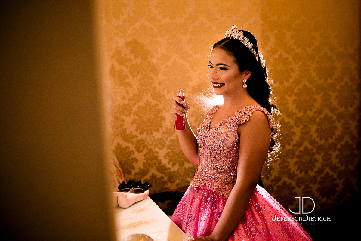 debutante passando perfume, vestido da debutante, vestido amarelo, vestido a bela e a fera, fotografo de festa de 15 anos rio claro piracicaba araras cordeiropolis americana leme arthur nogueira sao paulo jundia campinas fotografo de 15 anos ensaio