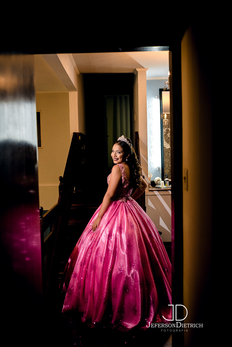 fotos de debutante de costa mostrando o vertido, vestido da debutante, vestido Lilas, vestido rosa, festa de aniversario 15 anos, festa de 15 anos, festa de debutante, making of de 15 anos, making of de debutante, vestido de 15 anos, fotografo