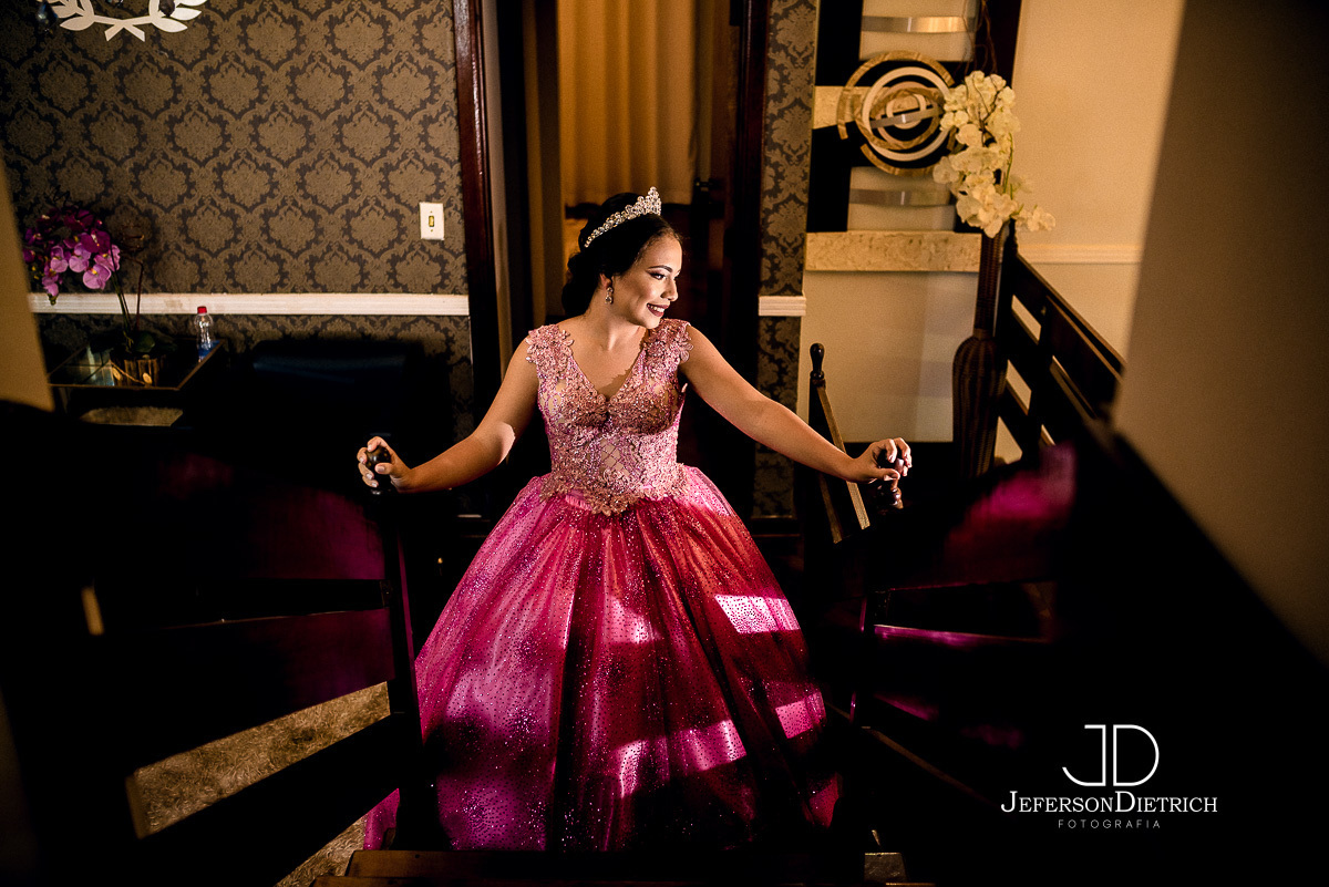 ensaio fotográfico de debutante,fotos de debutante de costa mostrando o vertido, vestido da debutante, vestido Lilas, vestido rosa, festa de aniversario 15 anos, festa de 15 anos, festa de debutante, making of de 15 anos, making of de debutante, vestido