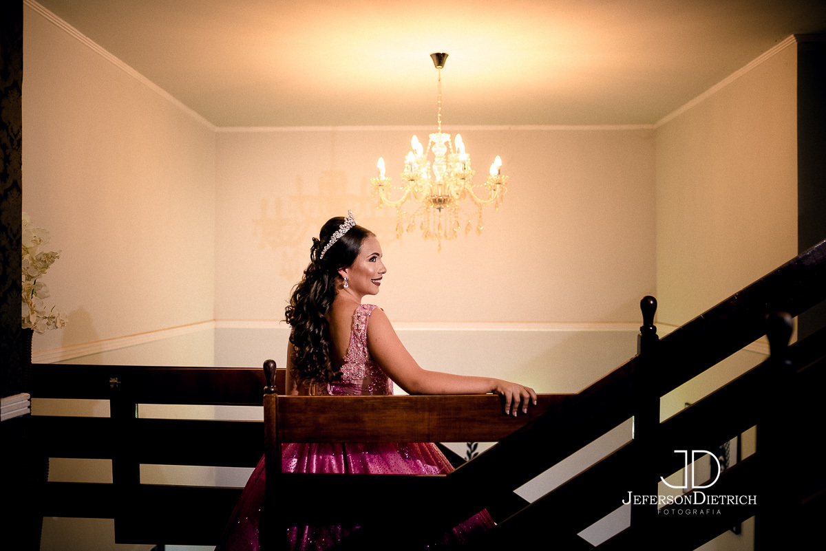 foto de debutante na escada,fotos de debutante de costa mostrando o vertido, vestido da debutante, vestido Lilas, vestido rosa, festa de aniversario 15 anos, festa de 15 anos, festa de debutante, making of de 15 anos, making of de debutante, vestido de 15