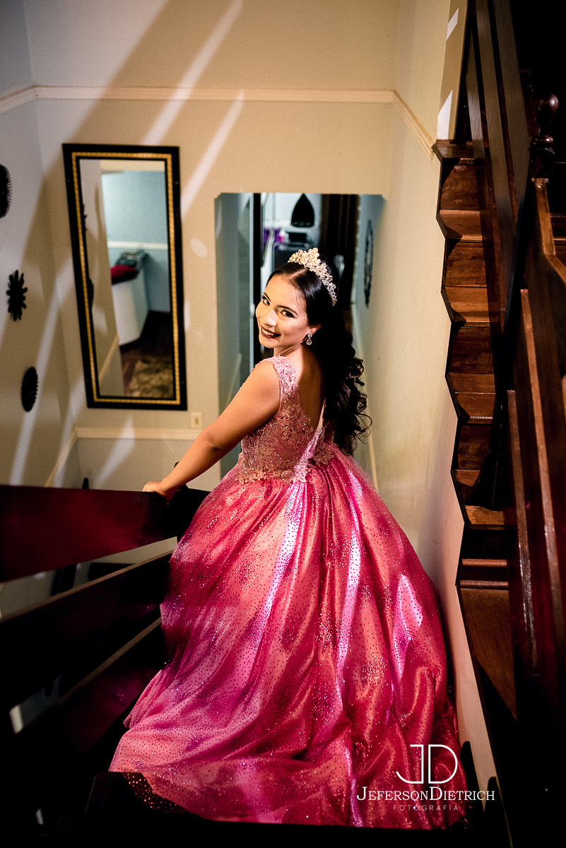 foto de debutante descendo a escada,fotos de debutante de costa mostrando o vertido, vestido da debutante, vestido Lilas, vestido rosa, festa de aniversario 15 anos, festa de 15 anos, festa de debutante, making of de 15 anos, making of de debutante