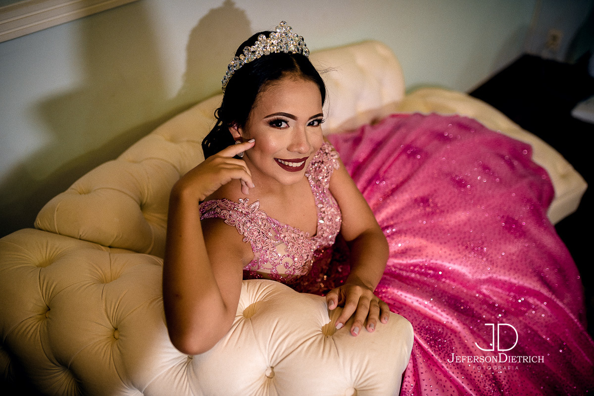 debutante sentada no sofa, fotografo na cidade de rio claro sao paulo, fotografo de aniversario de 15 anos, fotografo de ensaio de 15 anos, fotografo de debutante, fotografo de festa de debutante, fotografo para festas, fotografo para debutantes