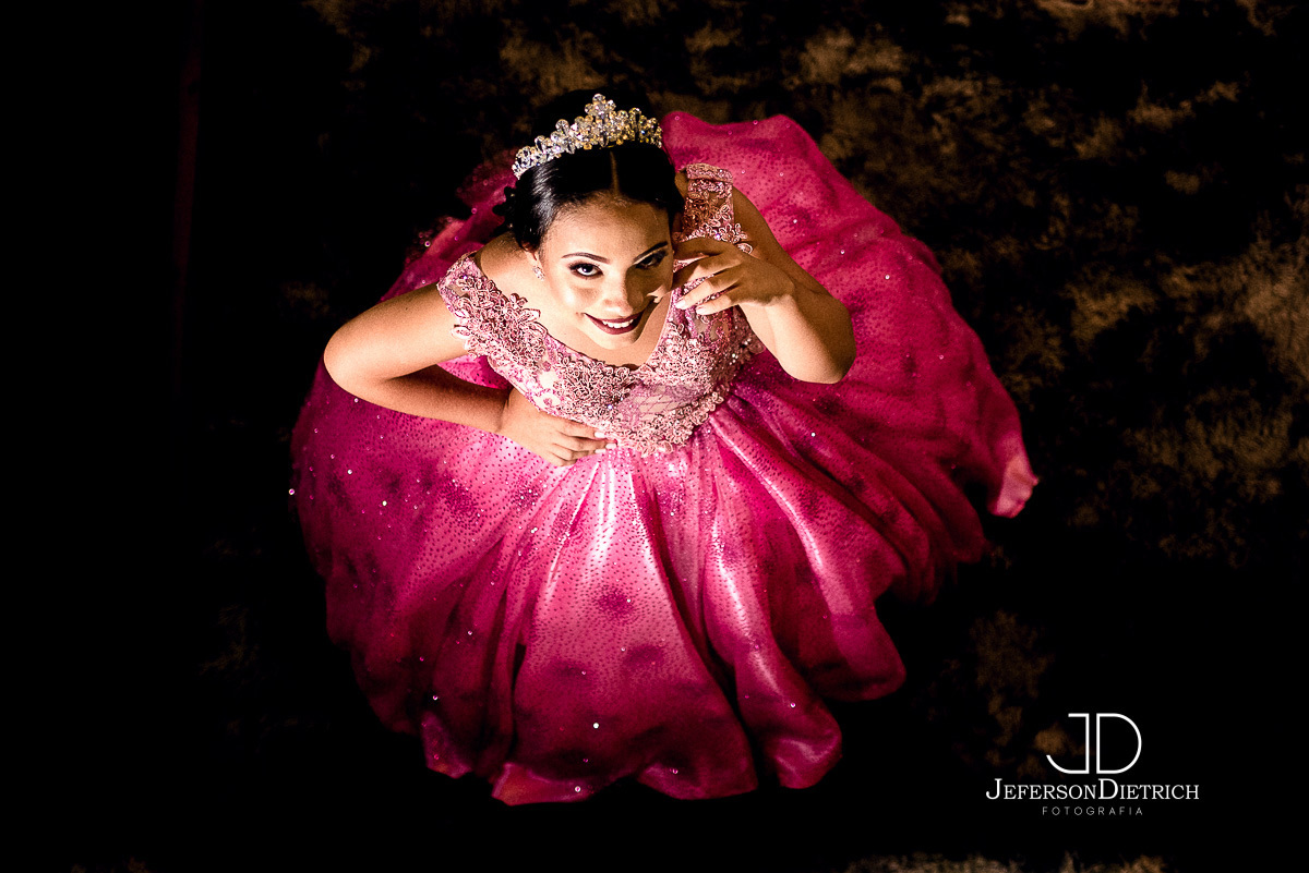 debutante olhando pra cima, debutante mostrando a maquiagem, fotografo na cidade de rio claro sao paulo, fotografo de aniversario de 15 anos, fotografo de ensaio de 15 anos, fotografo de debutante, fotografo de festa de debutante, fotografo para festas