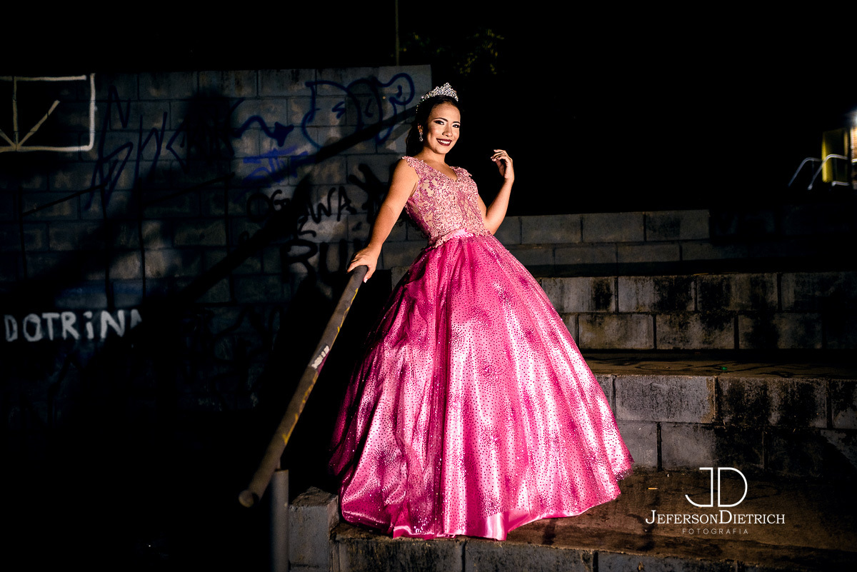 fotos de debutantes no muro pichado, fotografia de 15 anos, fotografias de festa de 15 anos, fotografia de debutantes, fotografia de ensaio de 15 anos, fotografia de festa, fotografia de vestido de 15 anos, fotografia de vestido de debutante, fotografia