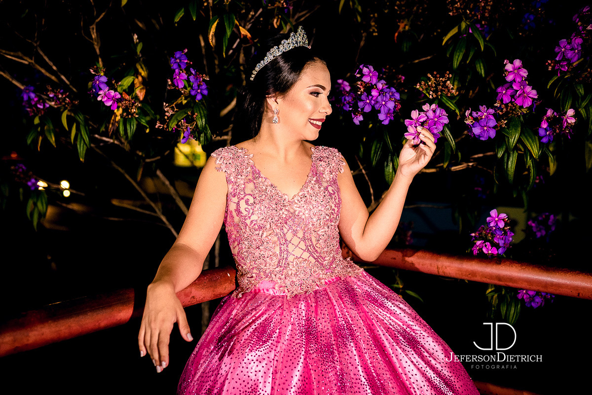 debutante segurando flores, fotografia de 15 anos, fotografias de festa de 15 anos, fotografia de debutantes, fotografia de ensaio de 15 anos, fotografia de festa, fotografia de vestido de 15 anos, fotografia de vestido de debutante, fotografia