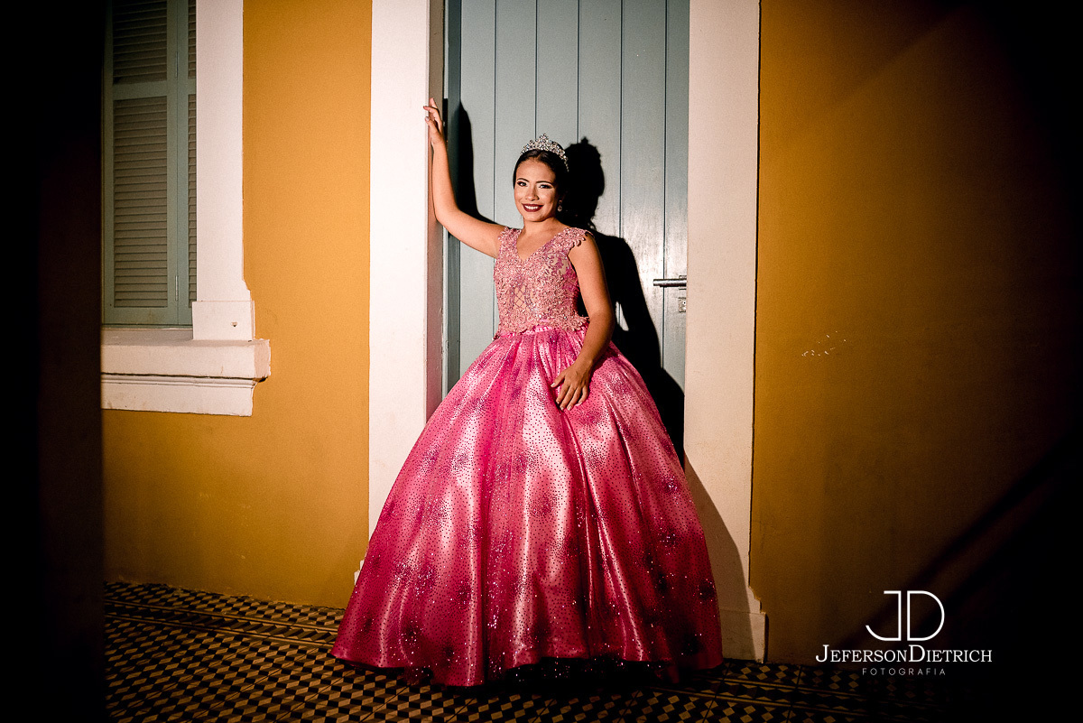 debutante encostada na porta, fotografia de 15 anos, fotografias de festa de 15 anos, fotografia de debutantes, fotografia de ensaio de 15 anos, fotografia de festa, fotografia de vestido de 15 anos, fotografia de vestido de debutante, fotografia