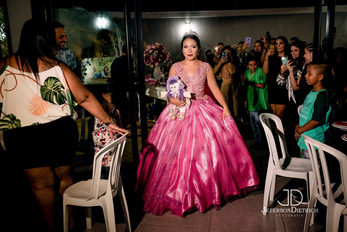 entrada da debutante na festa de 15 anos, foto de 15 anos, foto de festa de 15 anos, foto de debutante, foto de ensaio de 15 anos, foto de festa, foto de vestido de 15 anos, foto de vestido de debutante, foto de adolescentes, foto de vestido, 