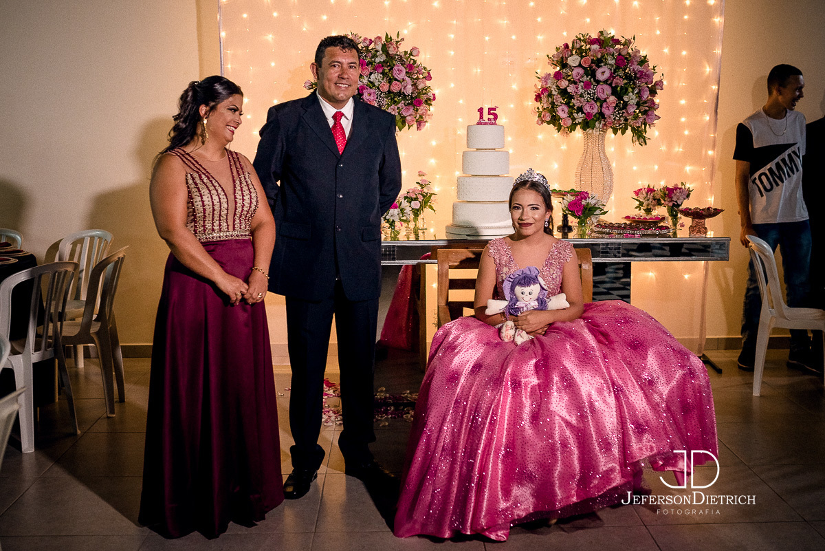 debutante recebendo os sapatos, foto de 15 anos, foto de festa de 15 anos, foto de debutante, foto de ensaio de 15 anos, foto de festa, foto de vestido de 15 anos, foto de vestido de debutante, foto de adolescentes, foto de vestido, 