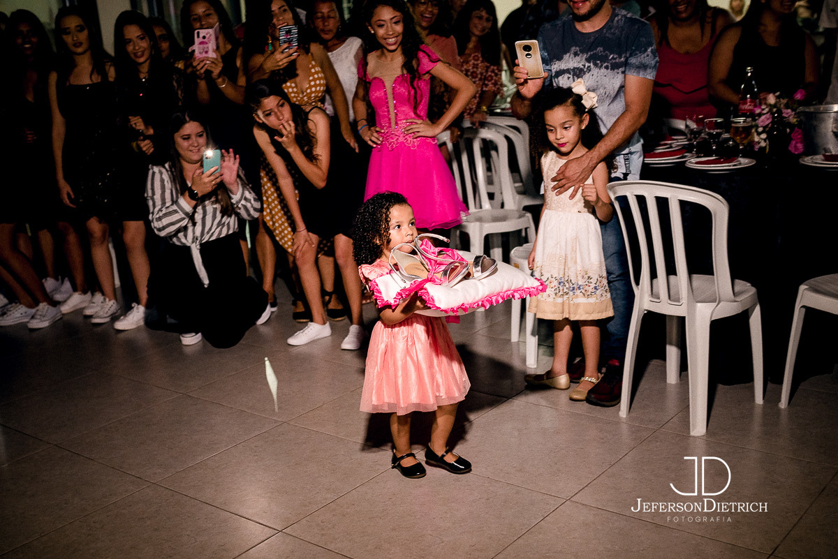 daminha entrando com os sapatos da debutante na festa de 15 anos,foto de 15 anos, foto de festa de 15 anos, foto de debutante, foto de ensaio de 15 anos, foto de festa, foto de vestido de 15 anos, foto de vestido de debutante, foto de adolescente, foto de