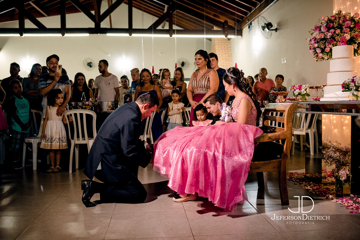 pai ponhando o sapato da debutante, fotos de 15 anos, fotos de festa de 15 anos, fotos de debutante, fotos de ensaio de 15 anos, fotos de festa, fotos de vestido de 15 anos, fotos de vestido de debutante, fotos de adolescentes, fotos de  vestidos,