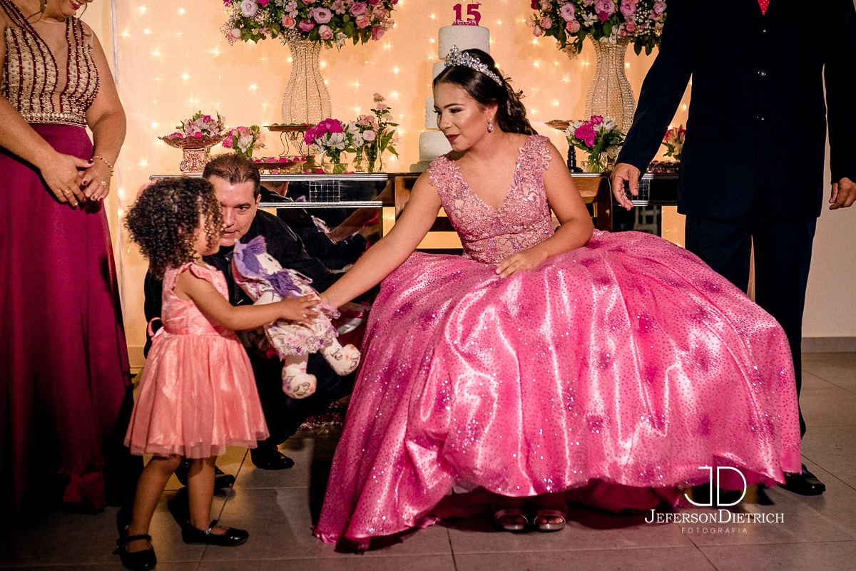 debutante entregando a boneca, fotos de 15 anos, fotos de festa de 15 anos, fotos de debutante, fotos de ensaio de 15 anos, fotos de festa, fotos de vestido de 15 anos, fotos de vestido de debutante, fotos de adolescentes, fotos de  vestidos,