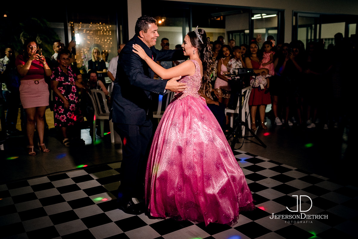 dança da debutante com o pai, fotos de 15 anos, fotos de festa de 15 anos, fotos de debutante, fotos de ensaio de 15 anos, fotos de festa, fotos de vestido de 15 anos, fotos de vestido de debutante, fotos de adolescentes, fotos de  vestidos,