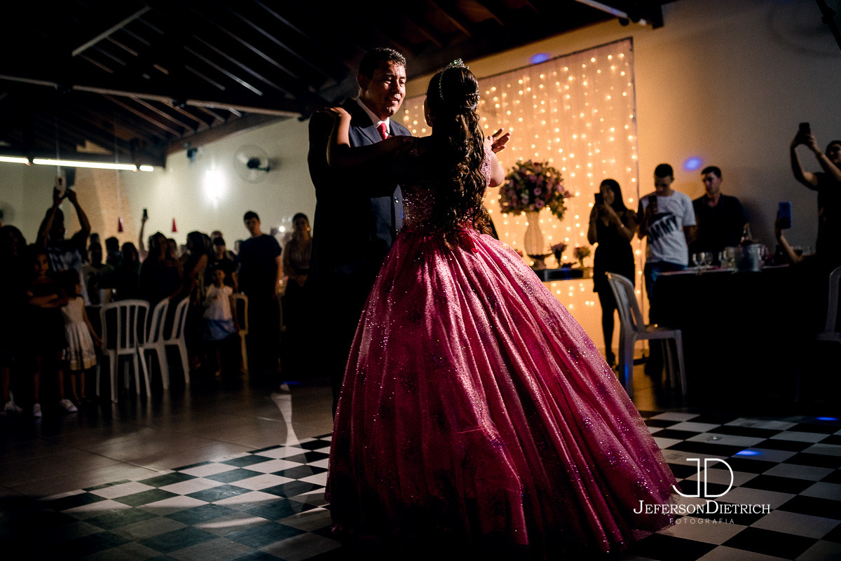 debutante dançando valsa, Bolo de festa de aniversario 15 anos, Decoraçao de festa de aniversario 15 anos, festa de 15 anos, festa de debutante, fotos de 15 anos na mesa do bolo, fotos da debutante na mesa do bolo, mesa do bolo de 15 anos, decoração de 15