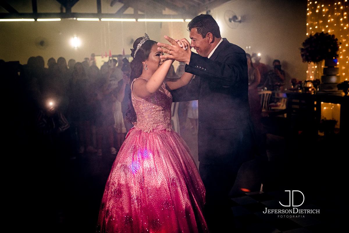 debutante dançando valsa com o pai, Bolo de festa de aniversario 15 anos, Decoraçao de festa de aniversario 15 anos, festa de 15 anos, festa de debutante, fotos de 15 anos na mesa do bolo, fotos da debutante na mesa do bolo, mesa do bolo de 15 anos