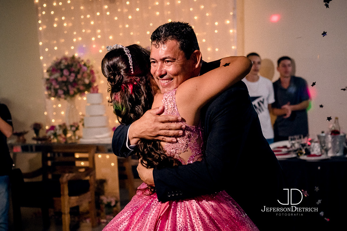 debutante abrancando o pai, Bolo de festa de aniversario 15 anos, Decoraçao de festa de aniversario 15 anos, festa de 15 anos, festa de debutante, fotos de 15 anos na mesa do bolo, fotos da debutante na mesa do bolo, mesa do bolo de 15 anos, decoração
