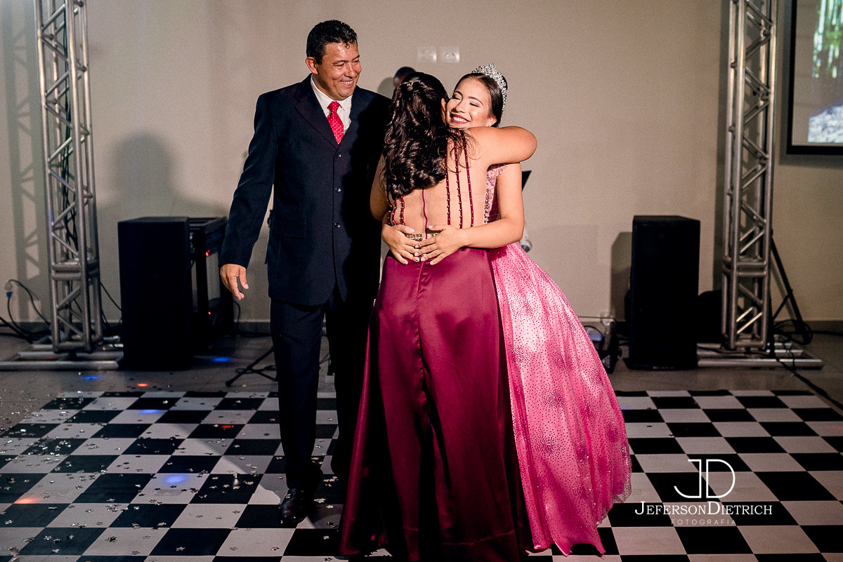 mãe abraçando a debutante, Bolo de festa de aniversario 15 anos, Decoraçao de festa de aniversario 15 anos, festa de 15 anos, festa de debutante, fotos de 15 anos na mesa do bolo, fotos da debutante na mesa do bolo, mesa do bolo de 15 anos, decoração