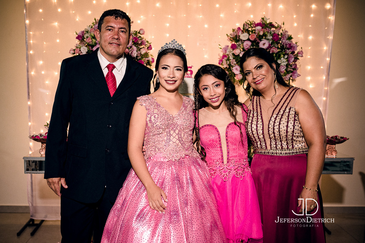 fotos da debutante com a família, Ensaio Fotográfico festa 15 anos, Ensaio fotográfico de Debutante,Ensaio de 15 anos, Adolescente em ensaio fotografico, Fotografia de decoraçao com debutante, fotografia de festa 15 anos, Vestido bordado para festa de 15 