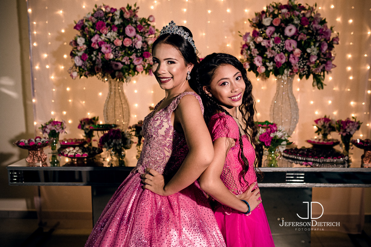 fotos da debutante com a irma, Ensaio Fotográfico festa 15 anos, Ensaio fotográfico de Debutante,Ensaio de 15 anos, Adolescente em ensaio fotografico, Fotografia de decoraçao com debutante, fotografia de festa 15 anos, Vestido bordado para festa de 15 ano