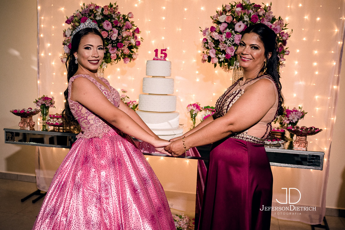 fotos da mãe coma debutante, Ensaio Fotográfico festa 15 anos, Ensaio fotográfico de Debutante,Ensaio de 15 anos, Adolescente em ensaio fotografico, Fotografia de decoraçao com debutante, fotografia de festa 15 anos, Vestido bordado para festa de 15 anos