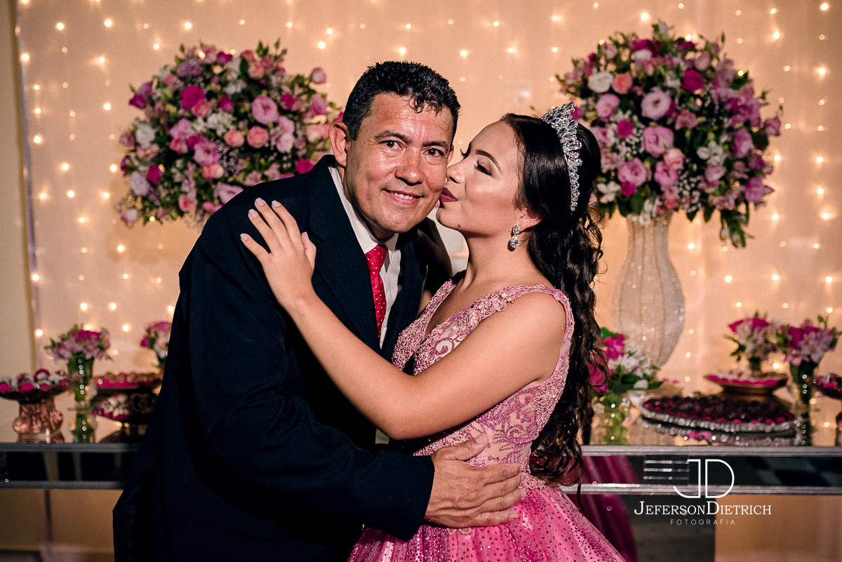 fotos de debutante beijando o pai, Ensaio Fotográfico festa 15 anos, Ensaio fotográfico de Debutante,Ensaio de 15 anos, Adolescente em ensaio fotografico, Fotografia de decoraçao com debutante, fotografia de festa 15 anos, Vestido bordado para festa de 15