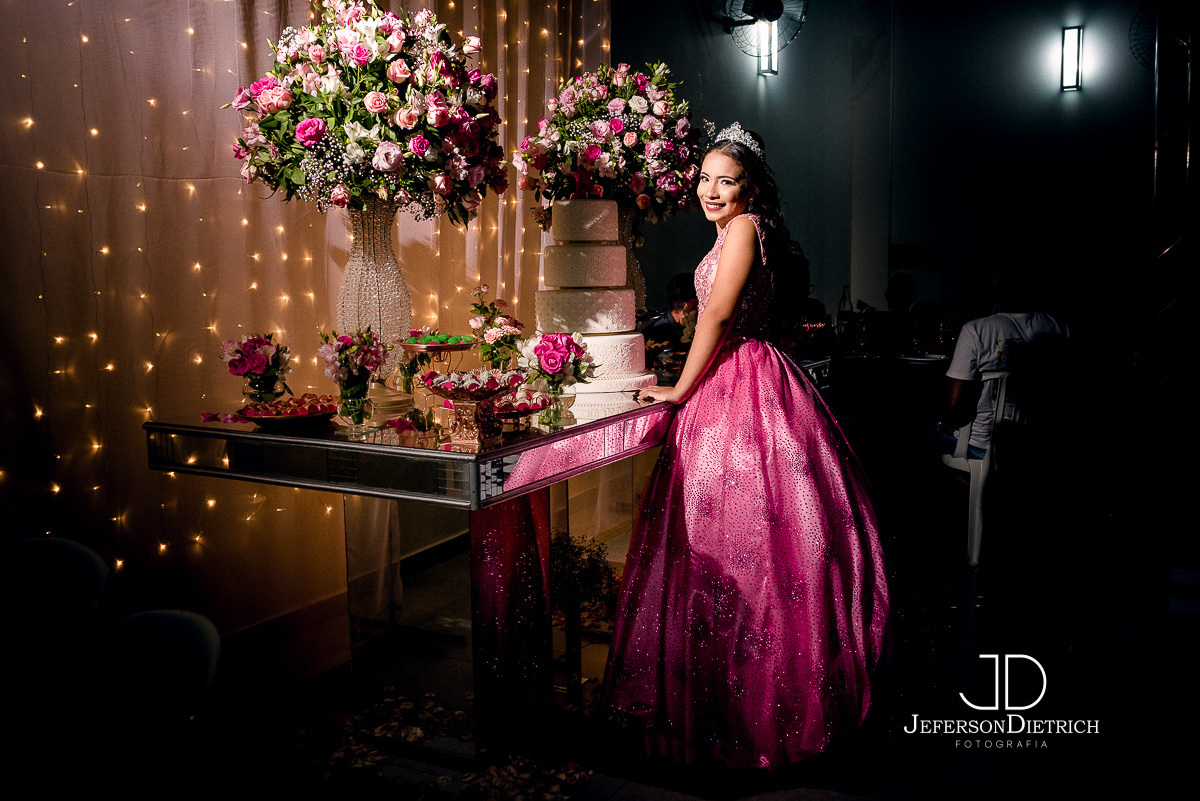 foto da debutante na mesa do bolo, fotografo campinas, fotografia campinas, noivas, fotografo sao paulo, fotografia sao paulo, album de 15 anos, fotografo de ensaio, fotografo 15 anos, fotografo valinhos, fotografo vinhedo, fotografo americana sao paulo

