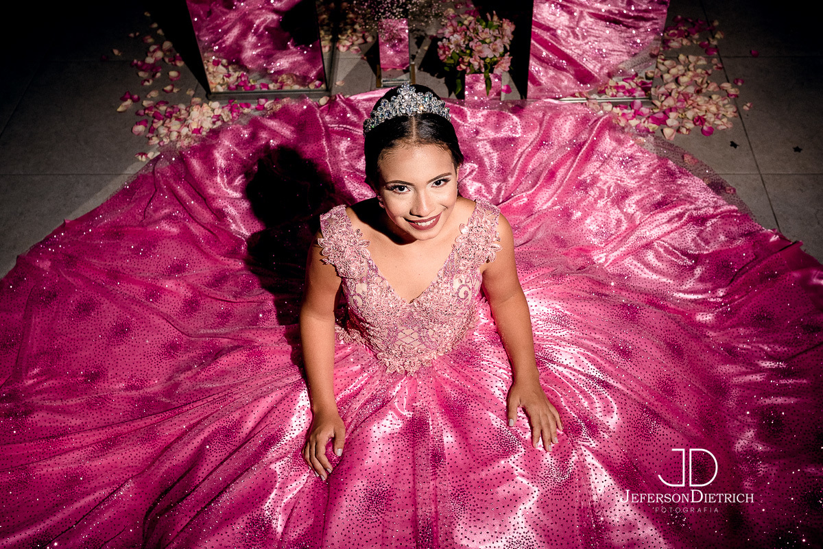 fotos de debutante sentada no chão,fotografo aniversario piracicaba-sp, fotografia aniversario piracicaba-sp, fotografia piracicaba-sp, fotografo piracicaba-sp, foto piracicaba-sp, fotografia de piracicaba-sp, fotografo aniversario 15 anos piracicaba-sp