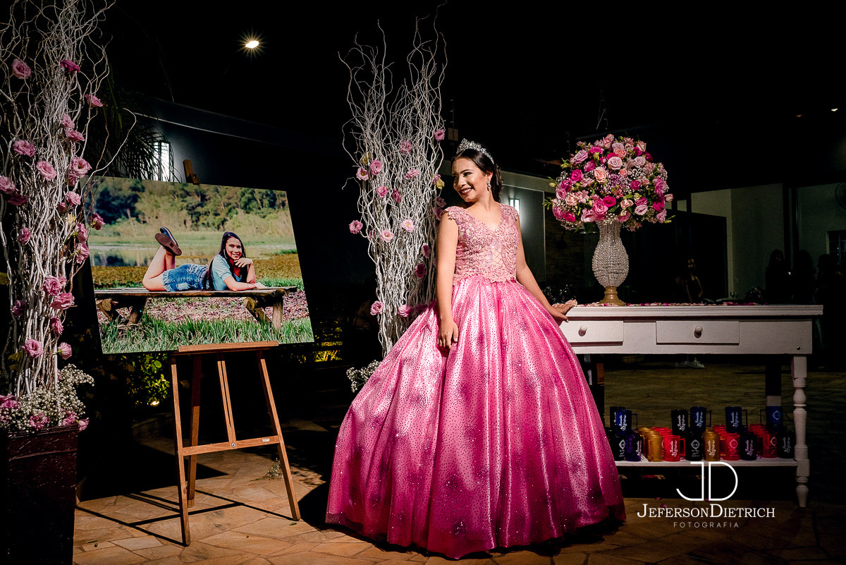 debutante olhando para o quado de 15 anos,fotografo aniversario piracicaba-sp, fotografia aniversario piracicaba-sp, fotografia piracicaba-sp, fotografo piracicaba-sp, foto piracicaba-sp, fotografia de piracicaba-sp, fotografo aniversario 15 anos pira