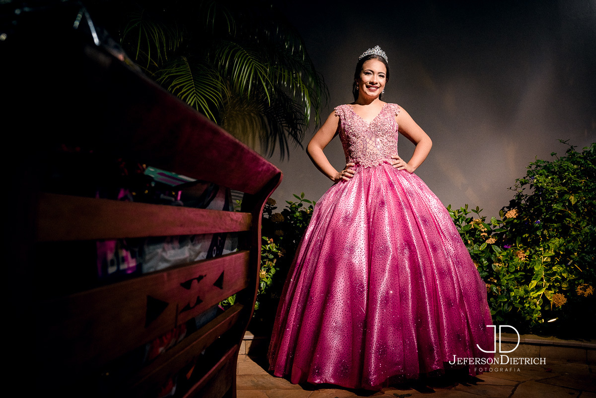 debutante com a mão na cintura,fotografo aniversario limeira-sp, fotografia aniversario limeira-sp, fotografia limeira-sp, fotografo limeira-sp, foto limeira-sp, fotografia de limeira-sp, fotografo aniversario 15 anos limeira-sp, fotografia aniversario de