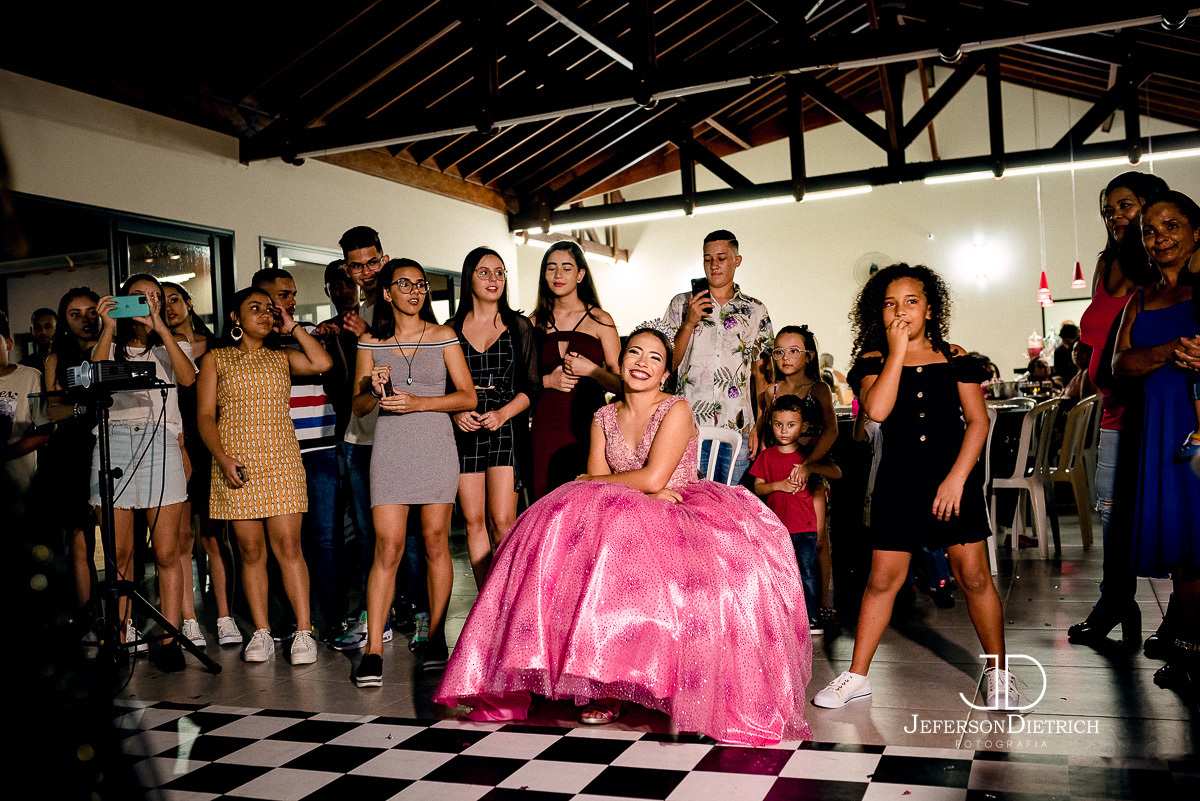homenagem das amigas da debutante, Ensaio fotografico em araras, ensaio fotografico no parque de araras, ensaio fotografico de 15 anos em araras, fotografo de 15 anos em araras, fotografo de festa de 15 anos em araras sp, fotografo para festa de 15 anos