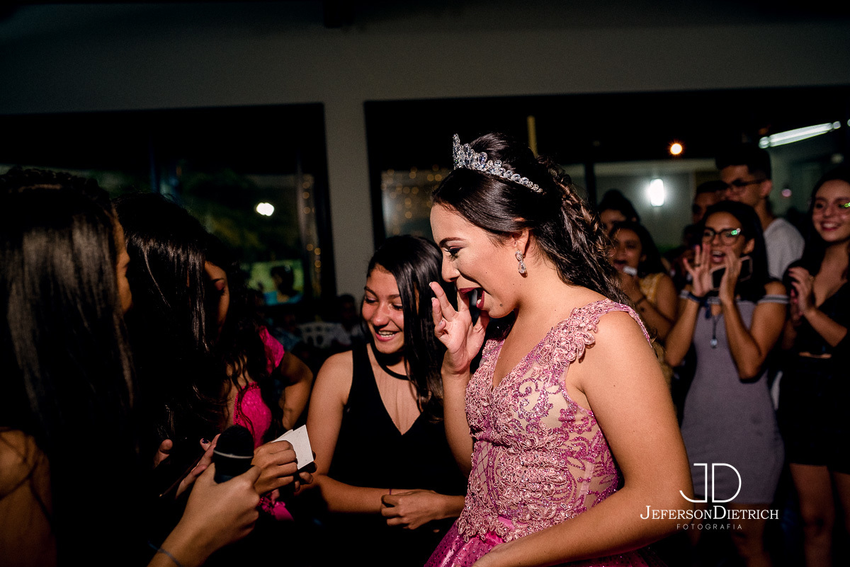 debutante emocionada com presente das amigas, fotografo aniversario valinhos, fotografia aniversario valinhos, fotografia valinhos, fotografo valinhos, foto valinhos, fotografia de valinhos, fotografo aniversario 15 anos valinhos, fotografia aniversario