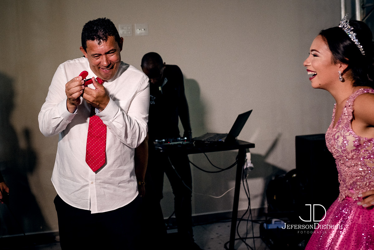 pai fazendo surpresa dom o anel da debutante, fotografo campinas, fotografia campinas, 15 anos, fotografo sao paulo, fotografia sao paulo, ensaios, book de 15 anos, fotografo de ensaio, fotografo de sp, fotografo valinhos, fotografo vinhedo, fotografo