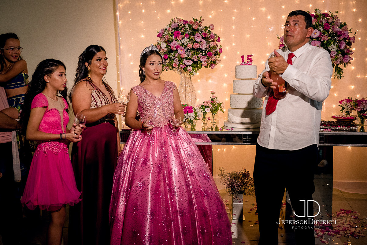 pai abrindo champanhe para debutante, fotografo aniversario valinhos, fotografia aniversario valinhos, fotografia valinhos, fotografo valinhos, foto valinhos, fotografia de valinhos, fotografo aniversario 15 anos valinhos, fotografia aniversario de 15 ano