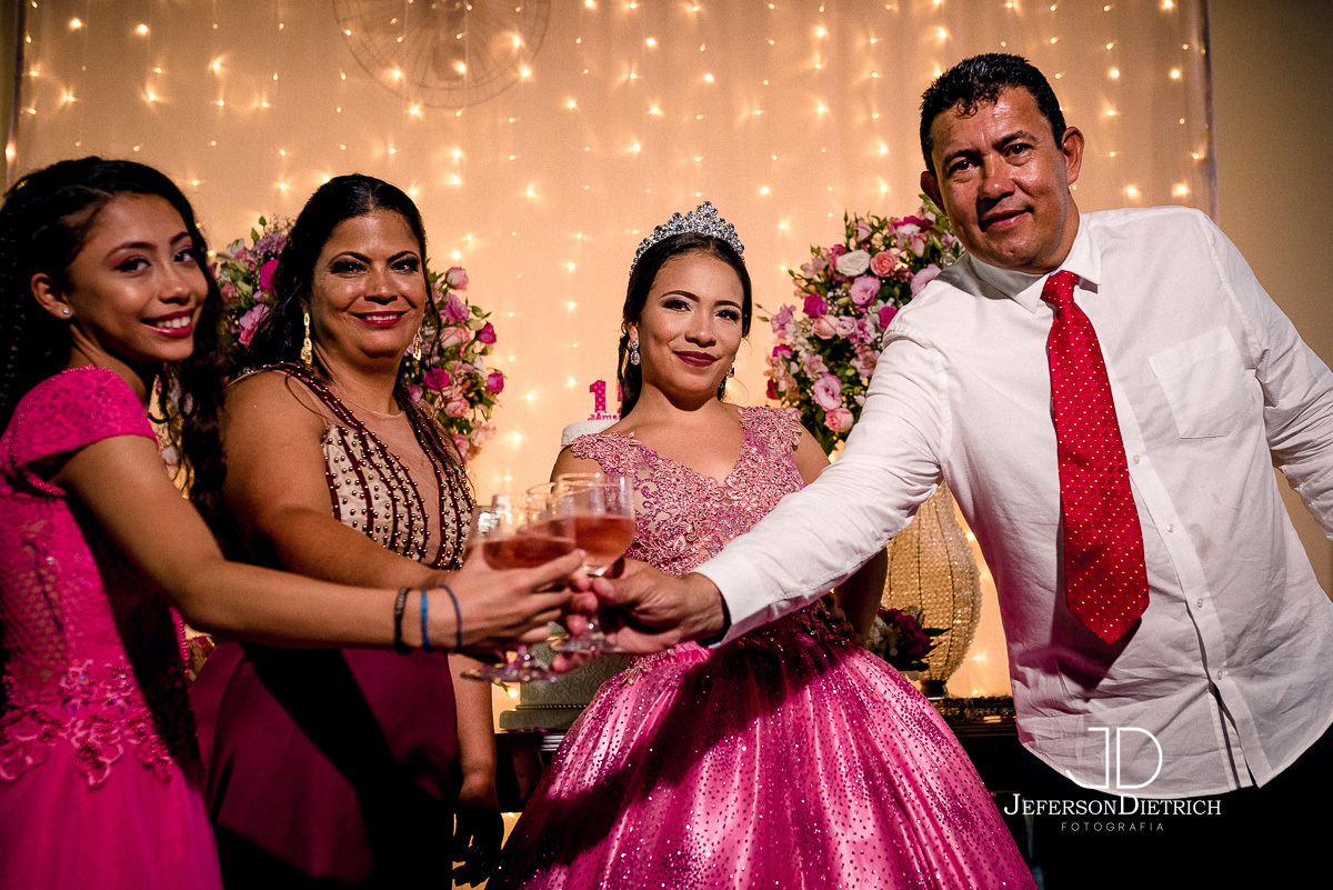 brinde da debutante com a família, fotografo campinas, fotografia campinas, noivas, fotografo sao paulo, fotografia sao paulo, album de 15 anos, fotografo de ensaio, fotografo 15 anos, fotografo valinhos, fotografo vinhedo, fotografo americana
sao paulo
