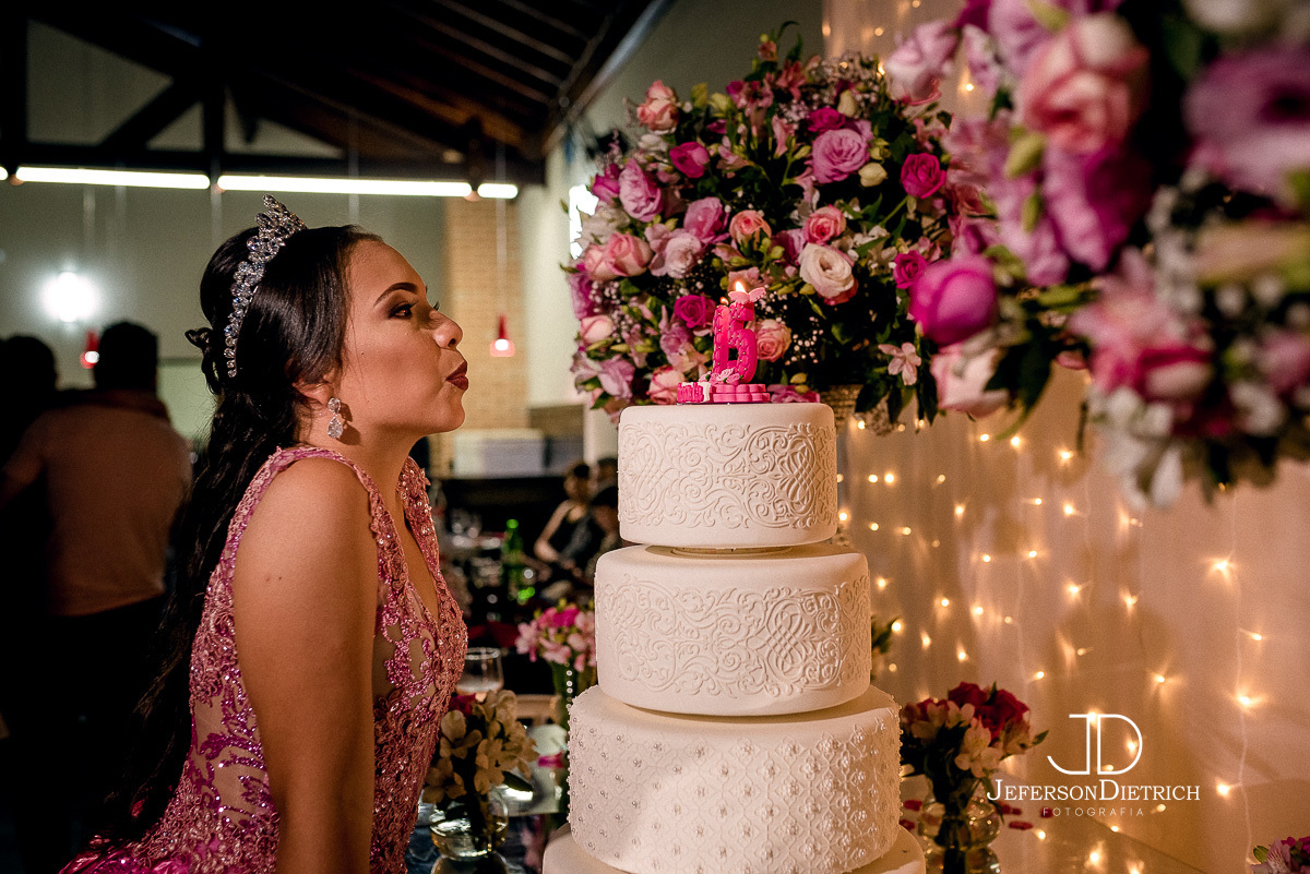 debutante apagando a velinha de 15 anos, fotografo campinas, fotografia campinas, noivas, fotografo sao paulo, fotografia sao paulo, album de 15 anos, fotografo de ensaio, fotografo 15 anos, fotografo valinhos, fotografo vinhedo, fotografo americana
