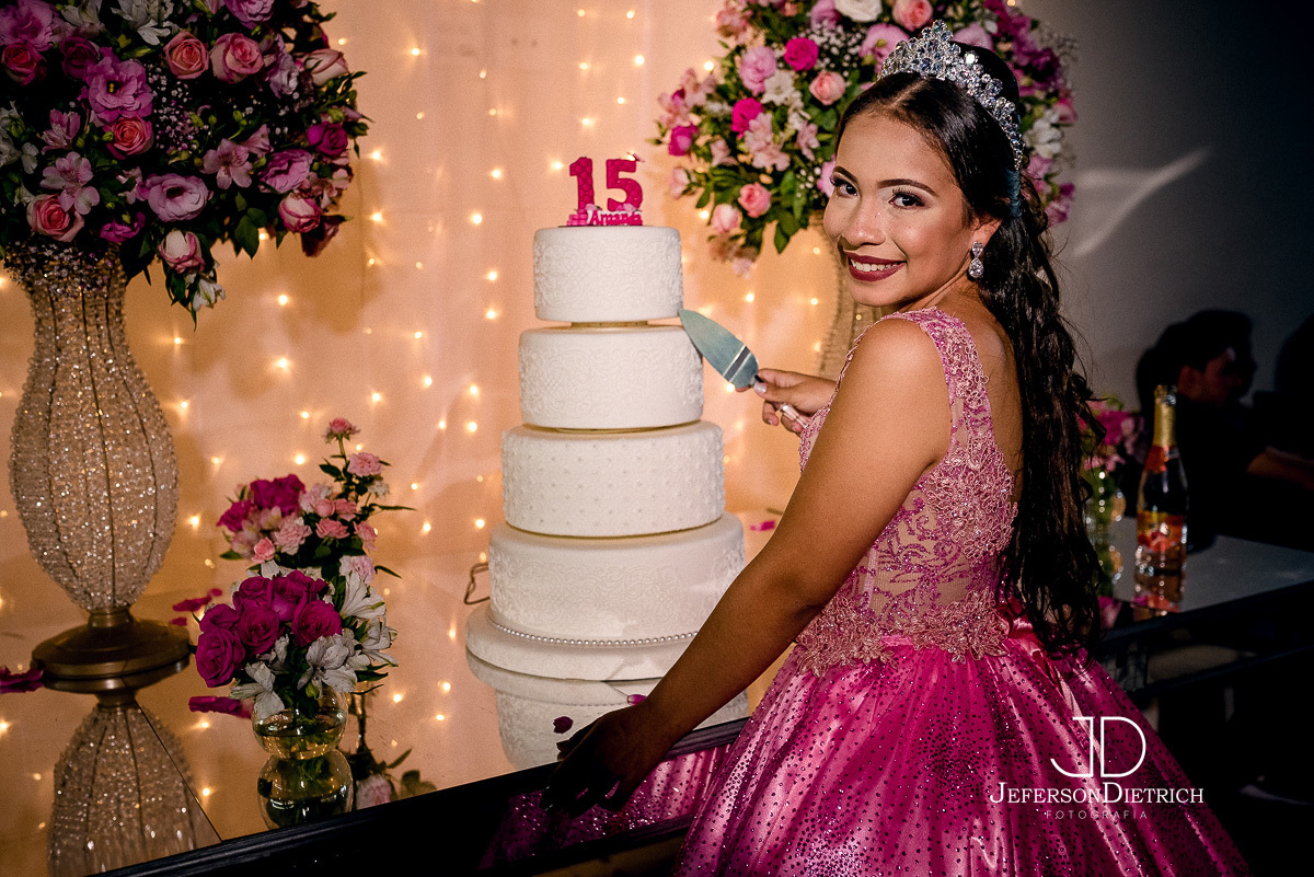 debutante cortando o bolo de aniversario de 15 anos, fotografo campinas, fotografia campinas, noivas, fotografo sao paulo, fotografia sao paulo, album de 15 anos, fotografo de ensaio, fotografo 15 anos, fotografo valinhos, fotografo vinhedo, fotografo ame