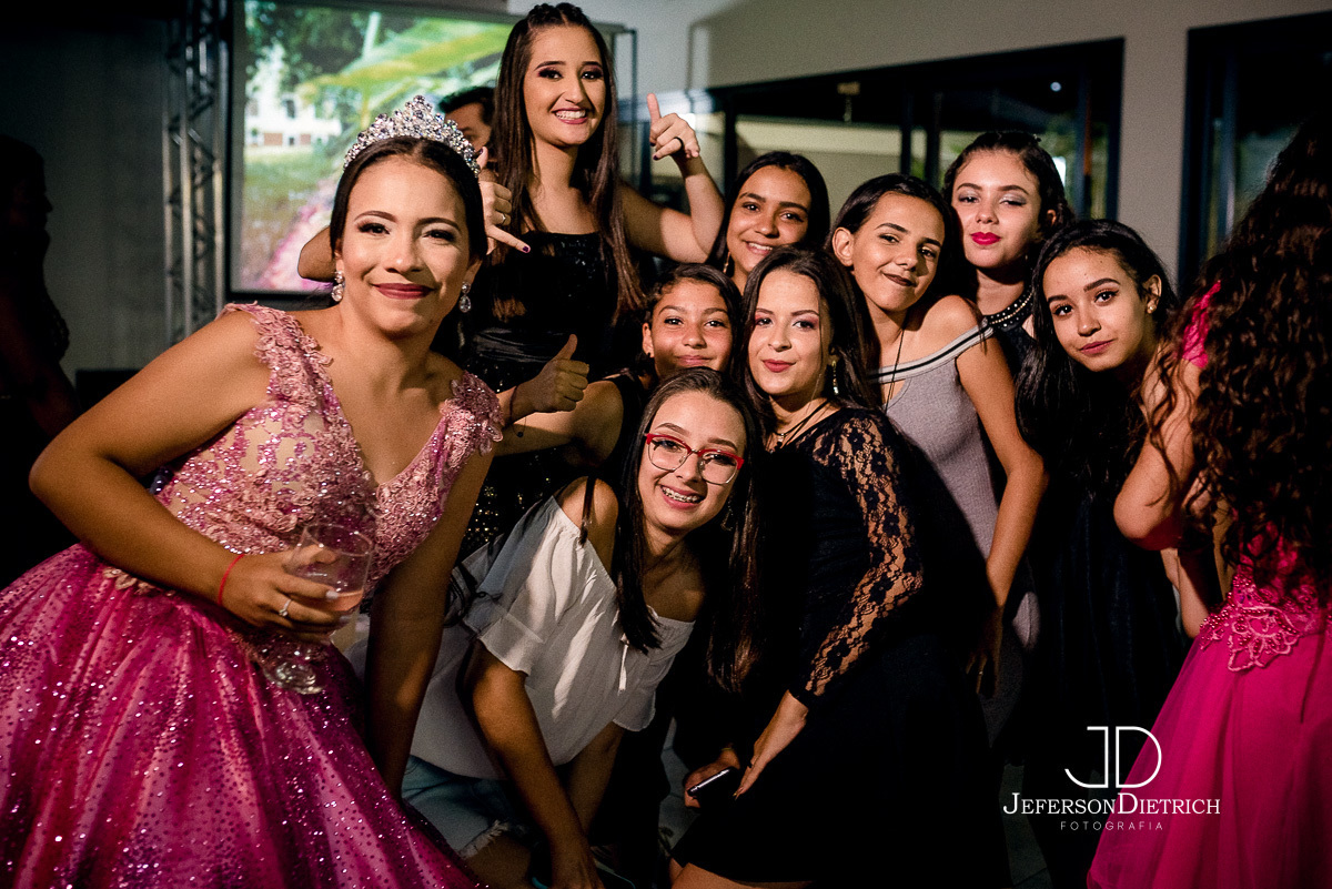 foto com as amigas da dança maluca,fotografo aniversario rio claro, fotografia aniversario rio claro, fotografia rio claro, fotografo rio claro, foto rio claro, fotografia de rio claro, fotografo aniversario 15 anos rio claro, fotografia aniversario de 15