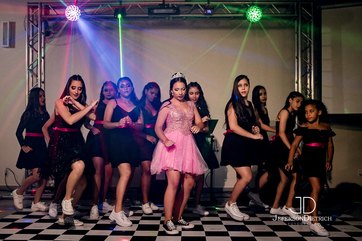 dança maluca de 15 anos, Debutante com seus pais em ambiente decorado,Debutante em Americana - S.P, Festa dos Sonhos, Fotografia dos Parabens, Corte do Bolo na fotografia da festa de aniversario em SBO, Brinde especial na festa de 15 anos, Balada festa 15