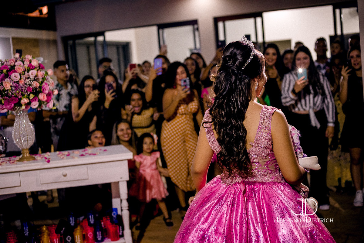 fotos da debutante entrando na festa, foto de 15 anos, foto de festa de 15 anos, foto de debutante, foto de ensaio de 15 anos, foto de festa, foto de vestido de 15 anos, foto de vestido de debutante, foto de adolescentes, foto de vestido, 