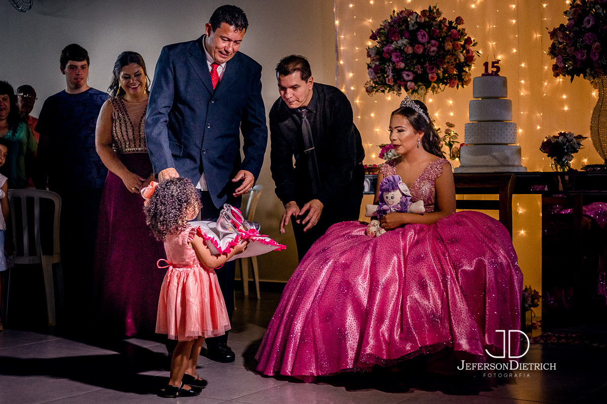 daminha entregando os sapatinhos da debutante,foto de 15 anos, foto de festa de 15 anos, foto de debutante, foto de ensaio de 15 anos, foto de festa, foto de vestido de 15 anos, foto de vestido de debutante, foto de adolescentes, foto de vestido, 