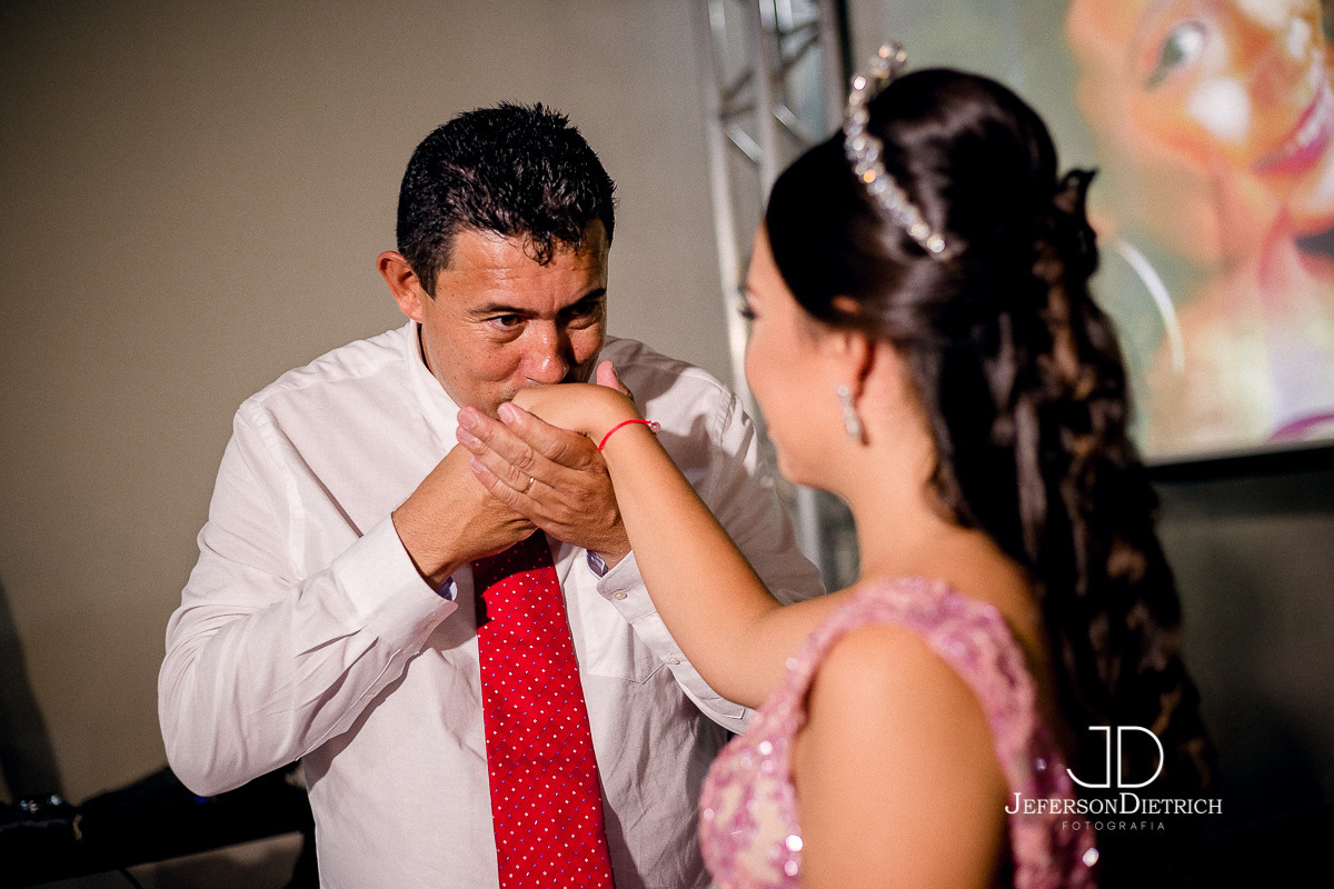 pai beijando a mão da debutante,ideias para ensaio de 15 anos, fotos de 15 anos, fotos de 15 anos rustico, fotografia de ensaio de 15 anos, ensaio de 15 anos tematico, ensaio de debutantes da cidade de araras sao paulo rio claro piracicaba leme pira