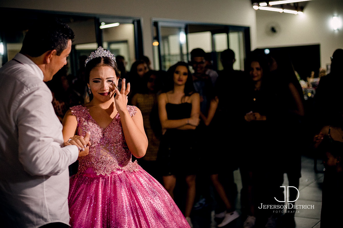 debutante emocionada com o anel que ganhou do pai, fotografo campinas, fotografia campinas, 15 anos, fotografo sao paulo, fotografia sao paulo, ensaios, book de 15 anos, fotografo de ensaio, fotografo de sp, fotografo valinhos, fotografo vinhedo