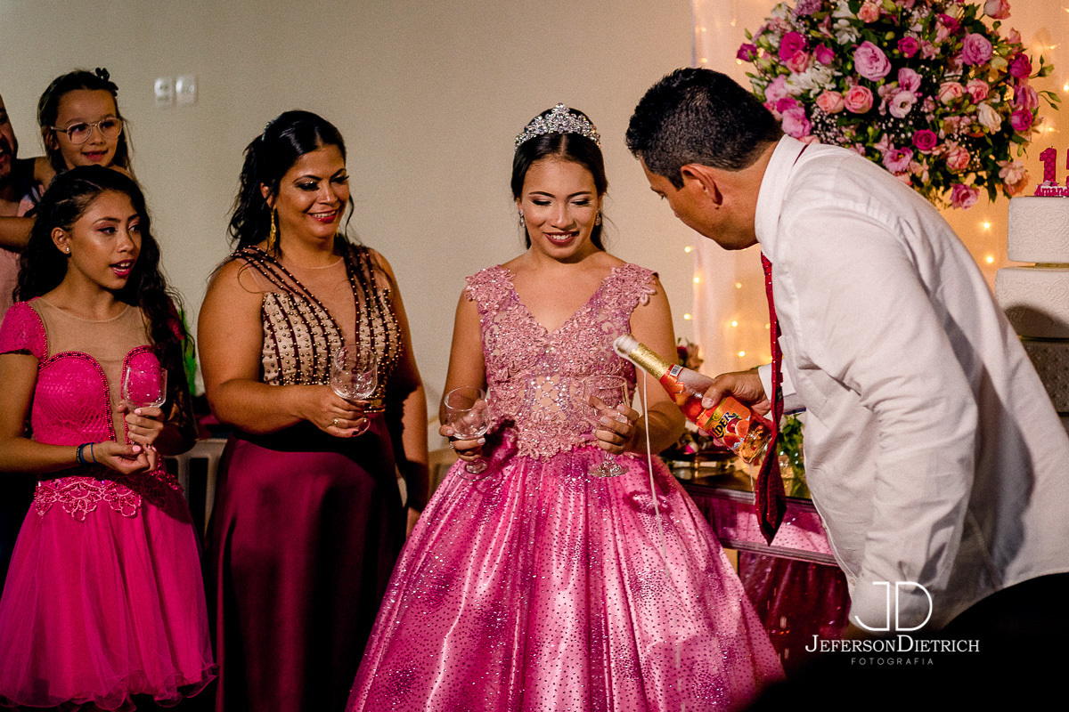 pai servindo champanhe para a filha debutante, fotografo aniversario valinhos, fotografia aniversario valinhos, fotografia valinhos, fotografo valinhos, foto valinhos, fotografia de valinhos, fotografo aniversario 15 anos valinhos, fotografia aniversario