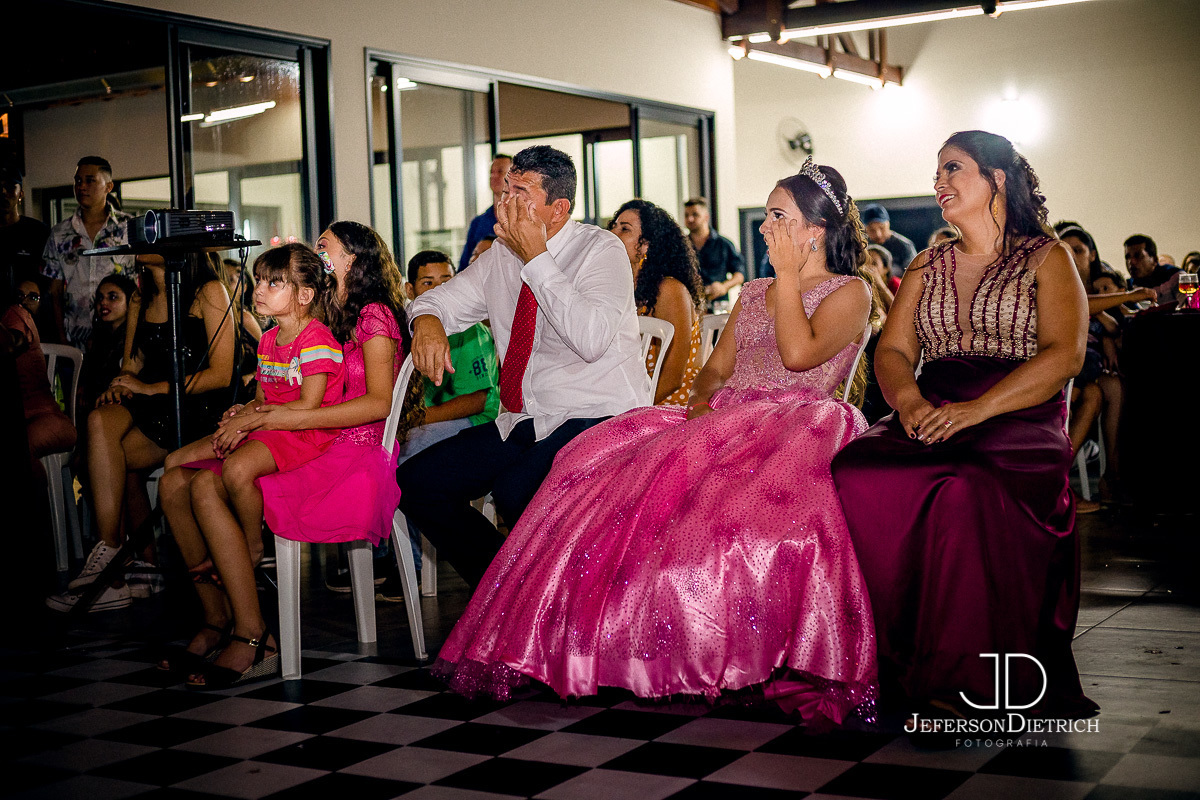 retro animada, Debutante com seus pais em ambiente decorado,Debutante em Americana - S.P, Festa dos Sonhos, Fotografia dos Parabens, Corte do Bolo na fotografia da festa de aniversario em SBO, Brinde especial na festa de 15 anos, Balada festa 15 anos