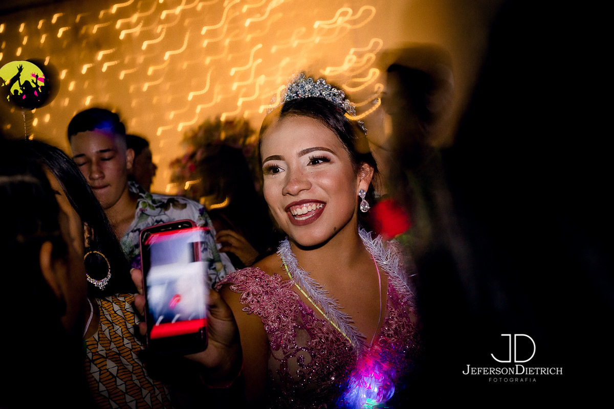 debutante se divertindo com sua festa de 15 anos,fotografo aniversario rio claro, fotografia aniversario rio claro, fotografia rio claro, fotografo rio claro, foto rio claro, fotografia de rio claro, fotografo aniversario 15 anos rio claro, fotografia