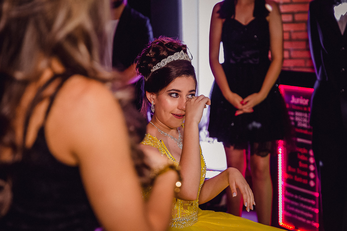 Bolo de festa de aniversario 15 anos, Decoraçao de festa de aniversario 15 anos, festa de 15 anos, festa de debutante, fotos de 15 anos na mesa do bolo, fotos da debutante na mesa do bolo, mesa do bolo de 15 anos, decoração de 15 anos, Bolo Fake Festa de 