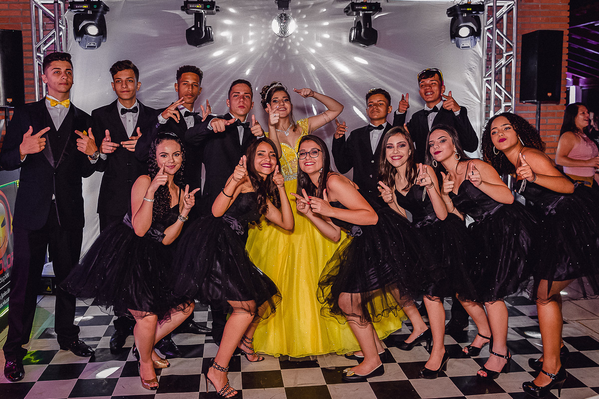 Bolo de festa de aniversario 15 anos, Decoraçao de festa de aniversario 15 anos, festa de 15 anos, festa de debutante, fotos de 15 anos na mesa do bolo, fotos da debutante na mesa do bolo, mesa do bolo de 15 anos, decoração de 15 anos, Bolo Fake Festa de 