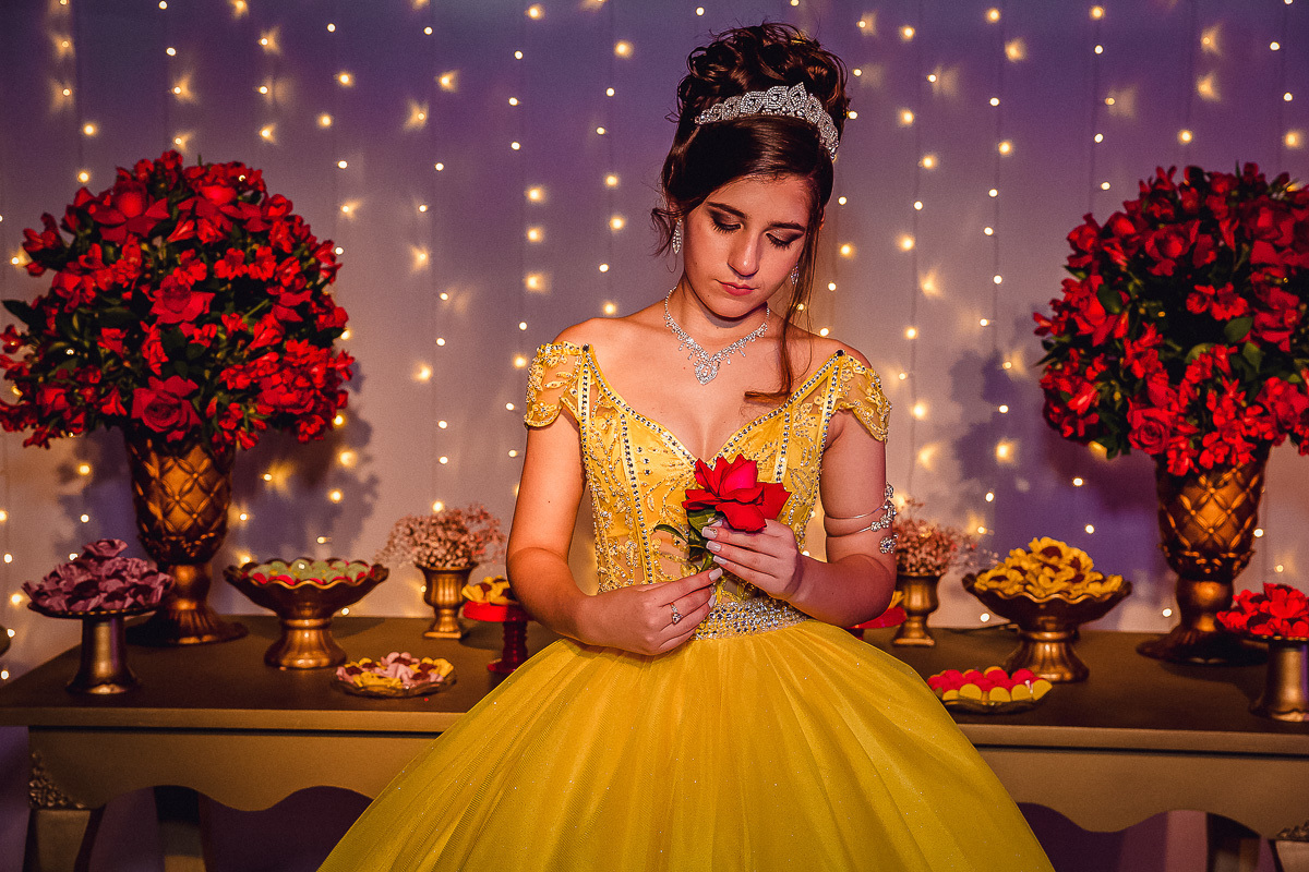 Bolo de festa de aniversario 15 anos, Decoraçao de festa de aniversario 15 anos, festa de 15 anos, festa de debutante, fotos de 15 anos na mesa do bolo, fotos da debutante na mesa do bolo, mesa do bolo de 15 anos, decoração de 15 anos, Bolo Fake Festa de 