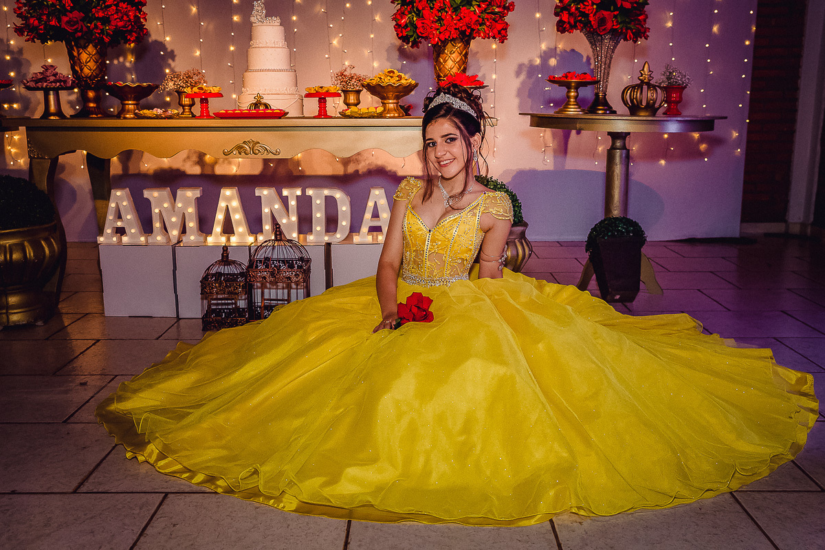 Bolo de festa de aniversario 15 anos, Decoraçao de festa de aniversario 15 anos, festa de 15 anos, festa de debutante, fotos de 15 anos na mesa do bolo, fotos da debutante na mesa do bolo, mesa do bolo de 15 anos, decoração de 15 anos, Bolo Fake Festa de 