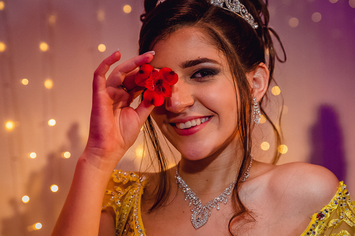 Ensaio Fotográfico festa 15 anos, Ensaio fotográfico de Debutante,Ensaio de 15 anos, Adolescente em ensaio fotografico, Fotografia de decoraçao com debutante, fotografia de festa 15 anos, Vestido bordado para festa de 15 anos, Detalhes de vestido de debut